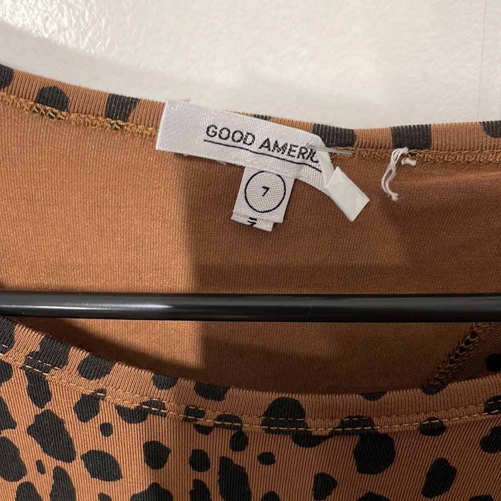 Good American Leopard Print Cropped Ling Sleeves Open Back Top size 7 - Picture 3 of 6
